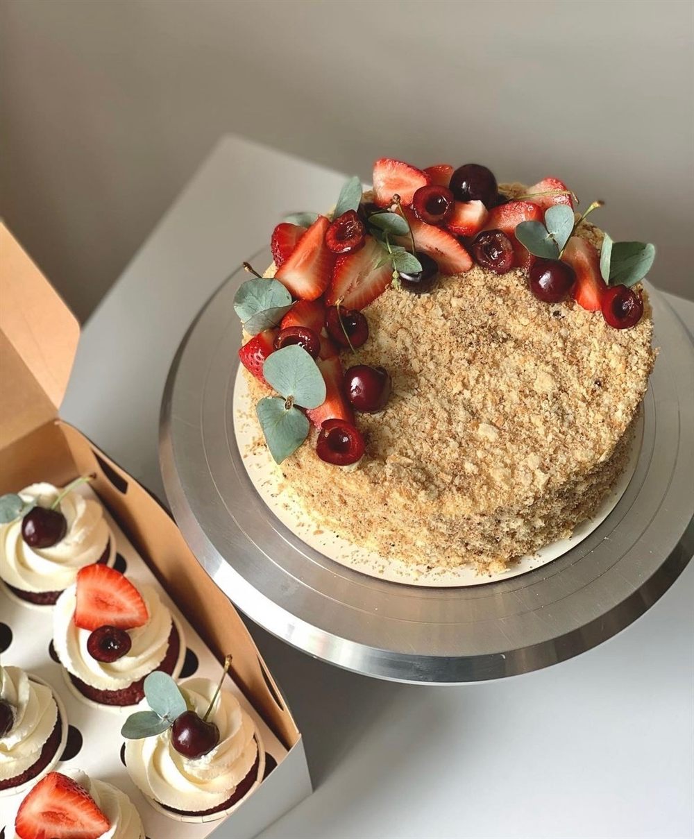 Торт с черешней и клубникой и капкейки в коробке