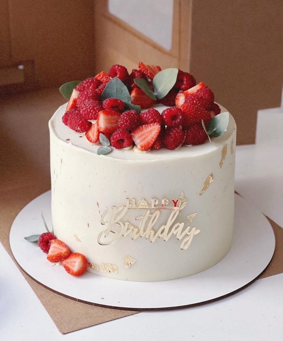 Торт с ягодами и золотой надписью Happy Birthday работы кондитерской ANVI
